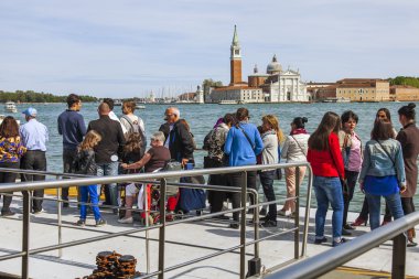 Venice, İtalya - 29 Nisan 2015 tarihinde. Yolcu bekleme??? iskelede. San Giorgio'nın Adası uzaklarda. Vaporetto - Venedik şehir toplu taşıma