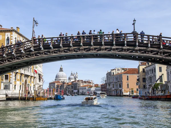 VENICE, ITÁLIA - em 29 de abril de 2015. Ponte Akademiya através do Grande Canal. O grande canal é a principal artéria de transporte de Veneza e seu canal mais conhecido — Fotografia de Stock