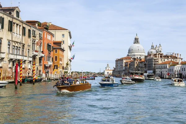VENISE, ITALIE - le 29 avril 2015. Vue sur le Grand canal (Canal Grande). Le grand canal est la principale artère de transport de Venise et son canal le plus connu — Photo