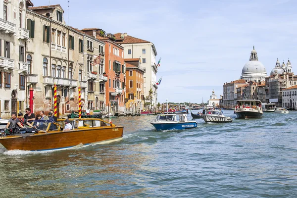 VENICE, ITALY - on APRIL 29, 2015. View of the Grand channel (Canal Grande). The grand channel is the main transport artery of Venice and its most known channel — Stock Photo, Image