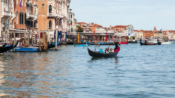 VENICE, ITALY - on April 29, 2015.载有乘客的贡多拉在大运河（大运河）上漂浮。大运河是威尼斯的主要交通要道，也是威尼斯最有名的航道 — 图库照片