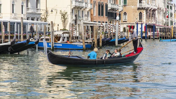 VENICE, ITALY - 2015 년 4 월 29 일에 확인 함. 승객이 타고 있는 곤돌라는 그란데 해협 ( 그란데 운하 ) 에 떠다닌다. 웅장 한운하는 베네치아의 주요 운송 동맥 이자 가장 잘 알려진 수로이 다 — 스톡 사진