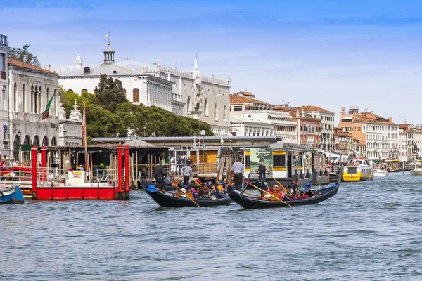 VENICE, ITALY - on April 29, 2015. Гондола с пассажирами плавает по Гранд-каналу (Большой канал). Большой канал является главной транспортной артерией Венеции и ее самым известным каналом — стоковое фото