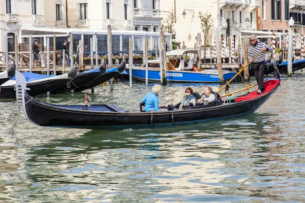 VENICE, ITALY - στις 29 Απριλίου 2015. Η γόνδολα με τους επιβάτες επιπλέει στο Μεγάλο Κανάλι (Canal Grande). Το μεγάλο κανάλι είναι η κύρια αρτηρία μεταφοράς της Βενετίας και το πιο γνωστό κανάλι της — Φωτογραφία Αρχείου