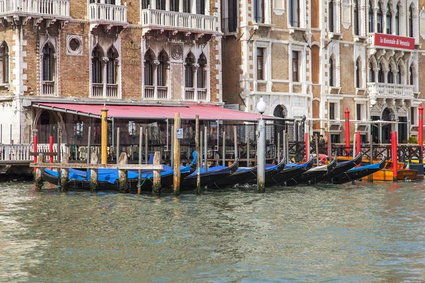 VENISE, ITALIE - le 29 avril 2015. Palais anciens à terre Grand canal (Canal Grande). Le grand canal est la principale artère de transport de Venise et son canal le plus connu — Photo
