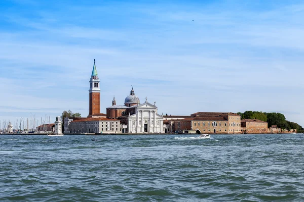 VENEZIA - il 29 APRILE 2015. Veduta dell'isola e della cattedrale di San Giorgio. Laguna veneziana — Foto Stock