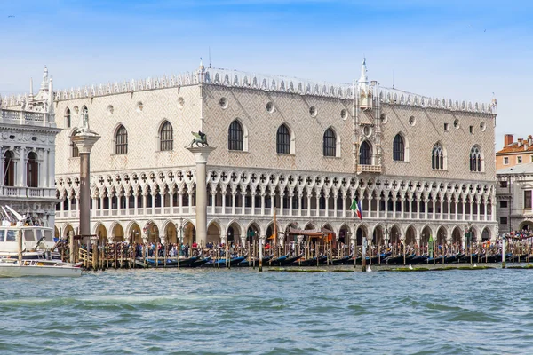 VENECIA, ITALIA - 29 DE ABRIL DE 2015. Una vista del Palacio Ducal desde la laguna veneciana —  Fotos de Stock