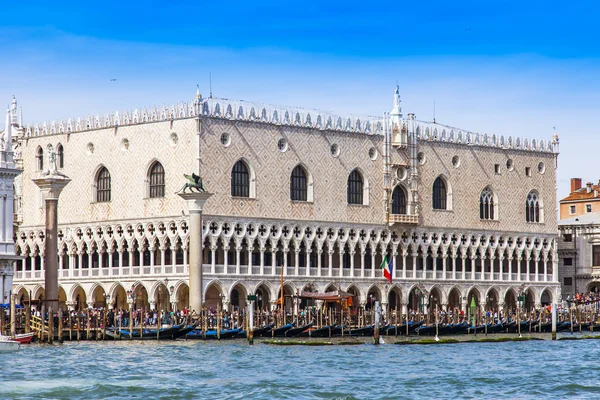 Venedig, Italien - am 29. April 2015. ein Blick auf den Dogenpalast (palazzo ducale) von der venezianischen Lagune — Stockfoto