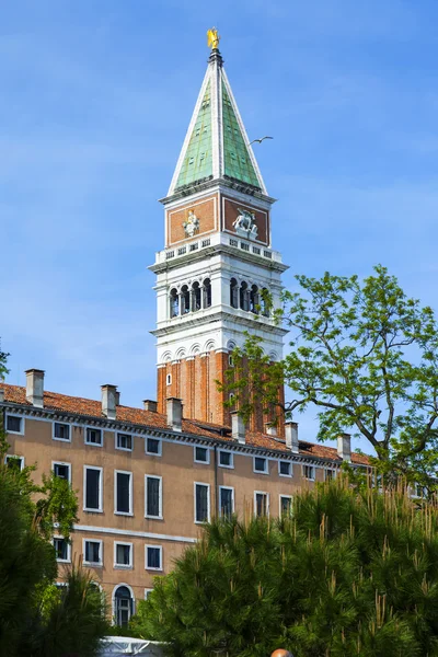 VENECIA, ITALIA - 30 DE ABRIL DE 2015. Típica vista urbana. La costa del Gran Canal (Canal Grande), la casa en la costa y las góndolas. El gran canal es la principal arteria de transporte de Venecia y su canal más conocido —  Fotos de Stock