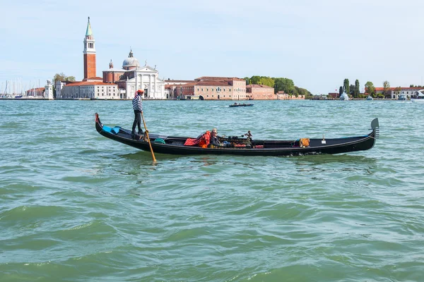 Venedig, Italien - den 30 April 2015. Typiska urbana vy. Kusten av Grand kanal (Canal Grande), huset vid kusten och gondoler. Grand kanalen är den viktigaste transport artären i Venedig och dess mest kända kanal — Stockfoto