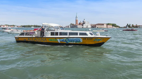 Venedig, Italien - den 29 April 2015. Motoskaf av Alilagun företag att föra passagerare till flygplatsen flyter på den venetianska lagunen. San Giorgio ön i fjärran. — Stockfoto