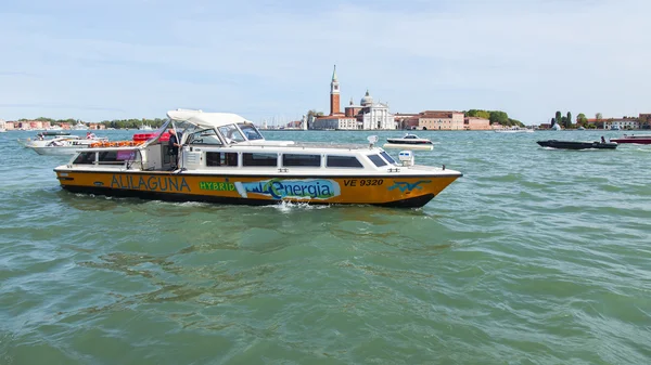 VENECIA, ITALIA - 29 DE ABRIL DE 2015. Motoskaf de la compañía de Alilagun que lleva pasajeros al aeropuerto flota en la laguna veneciana. Isla de San Giorgio en la distancia . —  Fotos de Stock