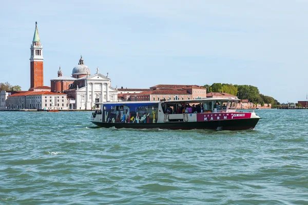 VENICE, ITALY - on April 30, 2015. Типичный вид на город. Побережье Большого канала (Большой канал), дом на побережье и гондолы. Большой канал является главной транспортной артерией Венеции и ее самым известным каналом Стоковая Картинка