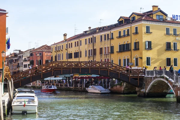 VENICE, ITALY - on APRIL 29, 2015. Picturesque street canal and ancient houses ashore — Stock Photo, Image