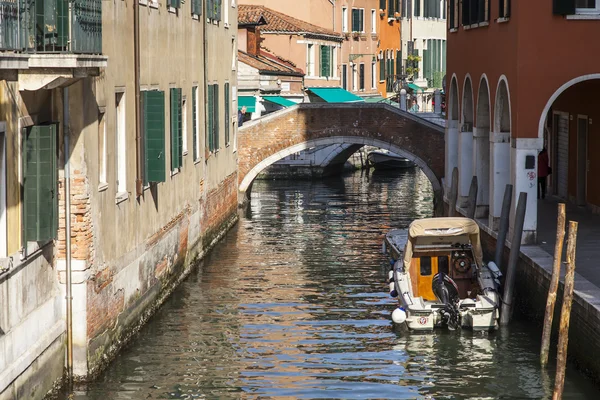 VENICE, ITÁLIA - em 29 de abril de 2015. Canal de rua pitoresco e casas antigas em terra — Fotografia de Stock