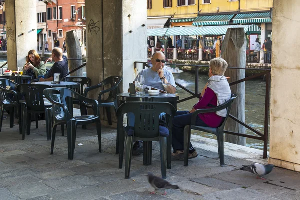 VENICE, ITALY - on April 29, 2015. Люди отдыхают и едят в летнем кафе на берегу Гранд канала (Большой канал) ). — стоковое фото