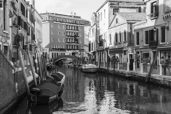 Venedig, Italien - den 29 April 2015. Pittoreska gatan canal och gamla hus iland — Stockfoto