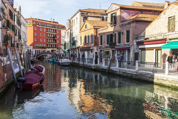 VENICE, ITÁLIA - em 29 de abril de 2015. Canal de rua pitoresco e casas antigas em terra — Fotografia de Stock