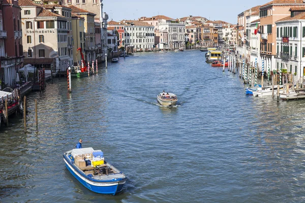 VENECIA, ITALIA - 29 DE ABRIL DE 2015. Vista del Gran Canal (Canal Grande). El gran canal es la principal arteria de transporte de Venecia y su canal más conocido — Foto de Stock