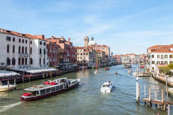 เวนิส อิตาลี วันที่ 29 เมษายน 2015 Vaporetto กับผู้โดยสารลอยบนช่องแกรนด์ (Canal Grande) Vaporetto การขนส่งสาธารณะในเกาะส่วนหนึ่งของเวนิส — ภาพถ่ายสต็อก