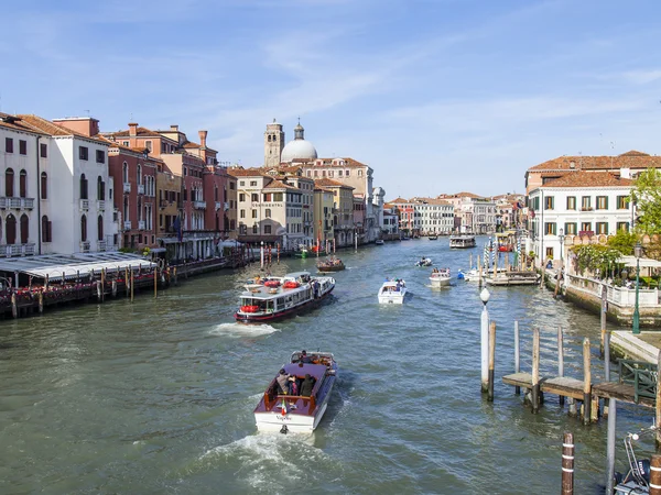 VENECIA, ITALIA - 29 DE ABRIL DE 2015. Vaporetto con pasajeros flota en el Gran Canal (Canal Grande). Vaporetto - transporte público en la isla de Venecia — Foto de Stock