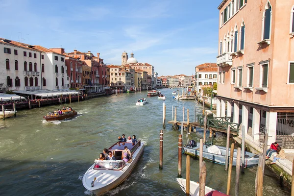 VENICE, ITALY - pada 29 April 2015. Pemandangan Kanal Besar (Canal Grande). Saluran utama adalah arteri transportasi utama Venesia dan saluran yang paling dikenal — Stok Foto