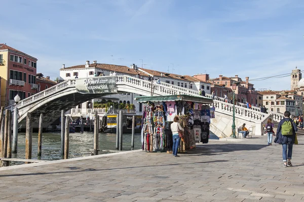 VENICE, ITALY - on APRIL 29, 2015. View of the Grand channel (Canal Grande) and Skaltsi Bridge (Ponte degli Scalzi). The grand channel is the main transport artery of Venice and its most known channel — Stock Photo, Image