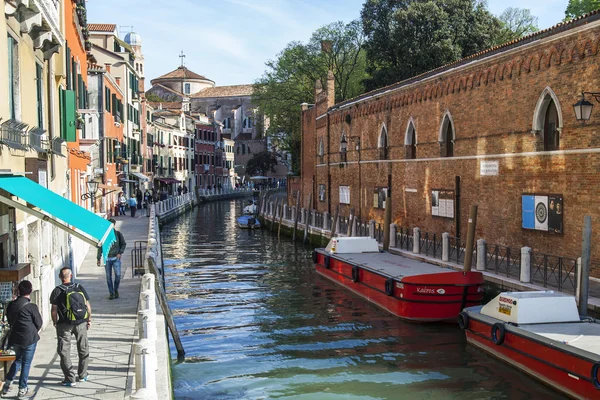 VENICE, ITALY - on APRIL 29, 2015. Picturesque street canal and ancient houses ashore — Stock Photo, Image