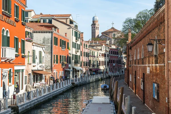 Βενετία, Ιταλία - στις 29 Απριλίου του 2015. Διώρυγα street γραφικός και αρχαία σπίτια στην ξηρά — Φωτογραφία Αρχείου