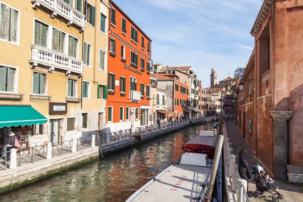 VENICE, ITALY - on APRIL 29, 2015. Picturesque street canal and ancient houses ashore — Stock Photo, Image