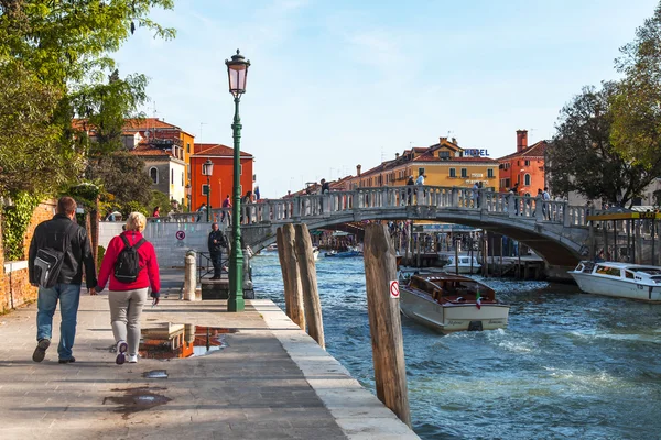 VENICE, ITALY - on APRIL 29, 2015. Picturesque street canal and ancient houses ashore — Stock Photo, Image