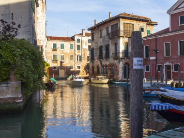 Venice, İtalya - 29 Nisan 2015 tarihinde. Tipik kentsel görünümü. Sokak kanal ve eski binalar karaya