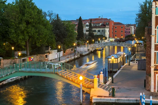 VENISE, ITALIE - le 29 avril 2015. Vue urbaine typique le soir. Canal de la rue et bâtiments anciens à terre — Photo