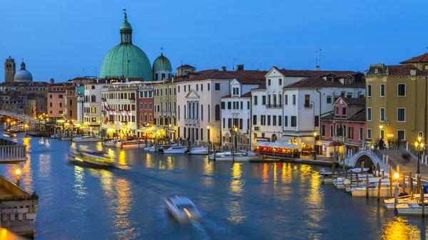 VENECIA, ITALIA - 29 DE ABRIL DE 2015. Típica vista urbana por la noche. Canal de la calle y edificios antiguos en tierra — Foto de Stock