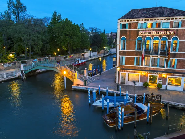 VENICE, ITALY - on APRIL 29, 2015. Typical urban view in the evening — Stock Photo, Image