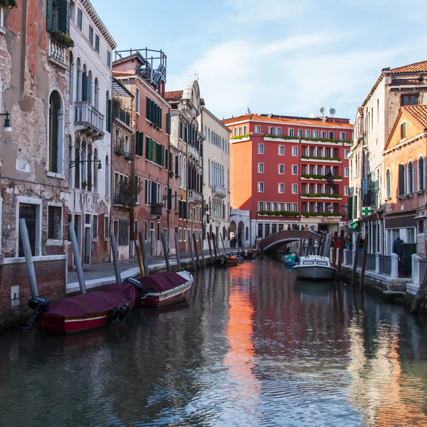 VENICE, ITALY - on APRIL 29, 2015. Typical urban view in the evening. Street canal and ancient buildings ashore — Stock Photo, Image