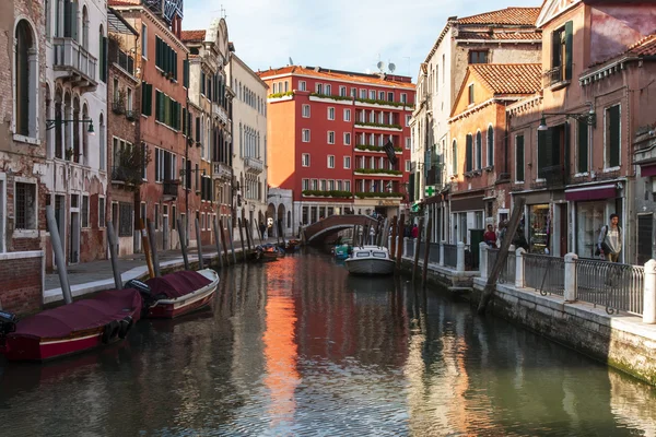 VENICE, ITALY - on April 29, 2015. Типичный вид на город. Уличный канал и старинные здания на берегу — стоковое фото