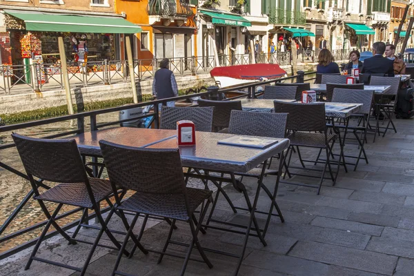 Velence, Olaszország - április 29-én 2015-ig. Nyári kávézó várja a látogatókat reggel töltésén — Stock Fotó