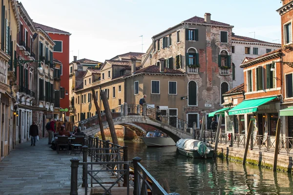 VENICE, ITALY - on APRIL 29, 2015. Typical urban view. Street canal and ancient buildings ashore — Stock Photo, Image