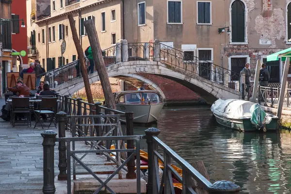 Βενετία, Ιταλία - στις 29 Απριλίου του 2015. Τυπικό αστικό άποψη. Δρόμου κανάλι και τα αρχαία κτίσματα στη στεριά — Φωτογραφία Αρχείου
