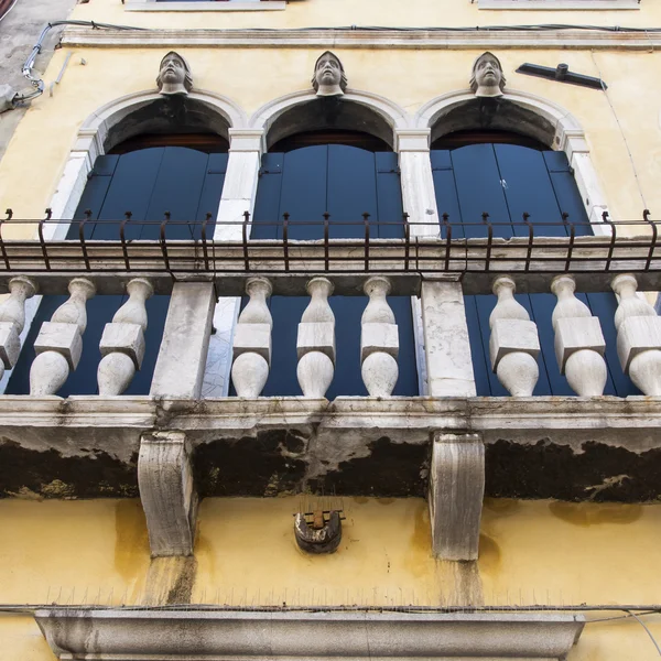 VENICE, ITÁLIA - em 29 de abril de 2015. Um fragmento arquitetônico do antigo edifício (século XV) no aterro do canal. Uma janela típica no estilo veneziano — Fotografia de Stock