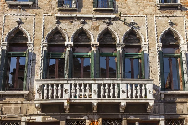 Venedig, Italien - den 29 April 2015. Ett arkitektoniska fragment av den antika byggnaden (Xv århundradet) på kanalen banvallen. Ett typiskt fönster i venetiansk stil — Stockfoto