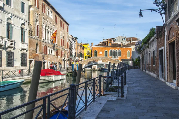 VENECIA, ITALIA - 29 DE ABRIL DE 2015. Típica vista urbana. Canal de la calle y edificios antiguos en tierra —  Fotos de Stock