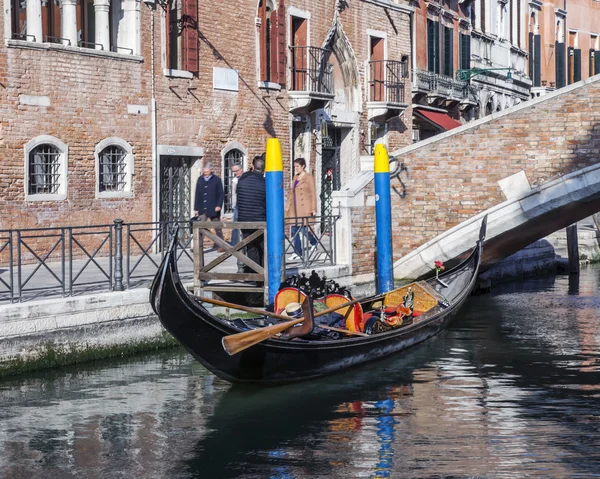 Velence, Olaszország - április 29-én 2015-ig. A gondola vár az utasok a hídon keresztül a csatorna — Stock Fotó