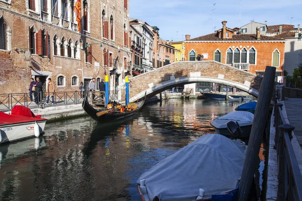 VENECIA, ITALIA - 29 DE ABRIL DE 2015. Típica vista urbana. Canal de la calle y edificios antiguos en tierra — Foto de Stock