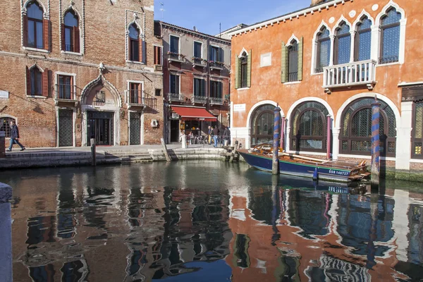 威尼斯，意大利-2015 年 4 月 29 日。典型的城市景观。街头的运河和古代建筑上岸 — 图库照片