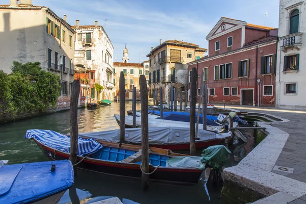 VENICE, ITALY - on APRIL 29, 2015. Typical urban view. Street canal and ancient buildings ashore — Stock Photo, Image
