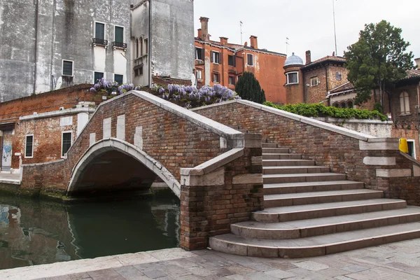 Venice, İtalya - 29 Nisan 2015 tarihinde. Tipik kentsel görünümü. Sokak kanal ve eski binalar karaya — Stok fotoğraf
