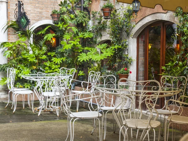 VENICE, ITÁLIA - em 29 de abril de 2015. Café de verão ao ar livre no início da manhã após a chuva — Fotografia de Stock