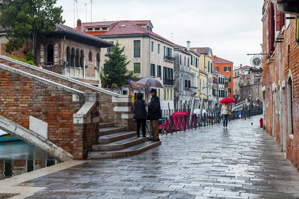 VENICE, ITÁLIA - em 29 de abril de 2015. Uma vista urbana típica em tempo chuvoso. Canal de rua e edifícios antigos em terra — Fotografia de Stock